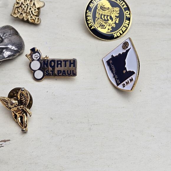 Lot of Pins 11 Mixed Label New Jersey Minnesota Angel Pride Heart Balloons Bird - Picture 4 of 4